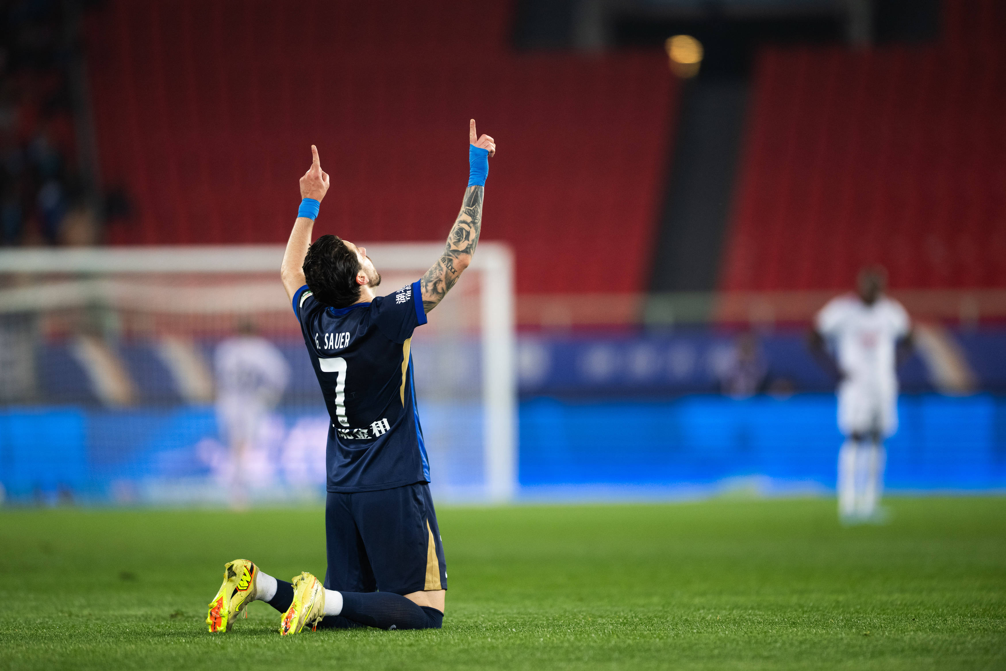 九游体育官网-转会期深圳男篮单刀错失冲刺阶段武汉三镇备战中超，网友：塔图姆在法国队比赛中关键助攻