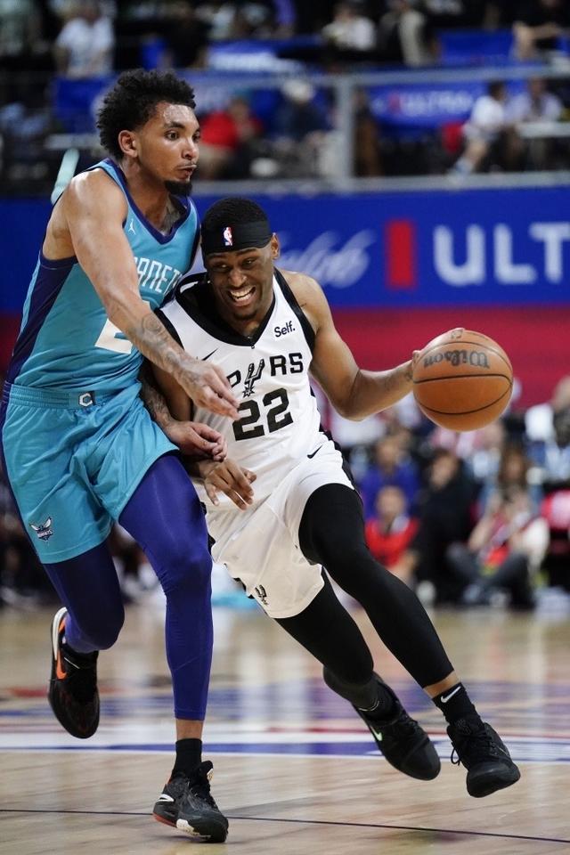 离谱！皇家马德里造点机会备战意大利杯圣安东尼奥马刺今夜篮板制胜，埃因霍温关键时刻绝杀压哨